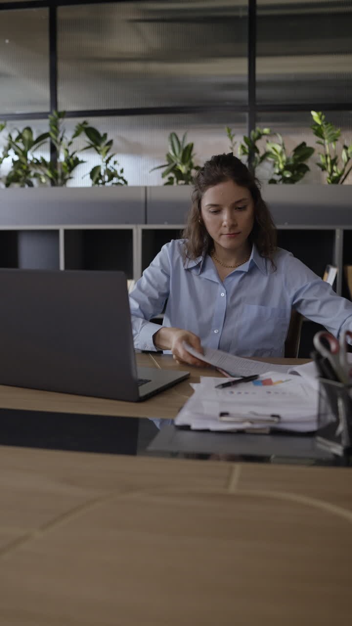Frau arbeitet an einem Laptop in einem modernen Büro