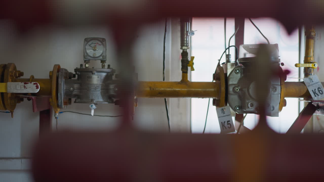 tubo de distribución de productos de gas con nudos y medidor de presión