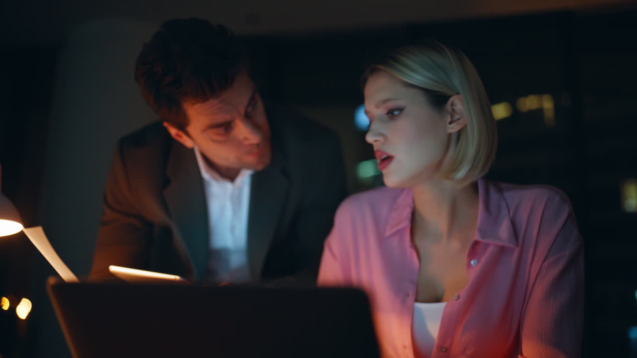 늦은 밤에 일하는 비즈니스 팀