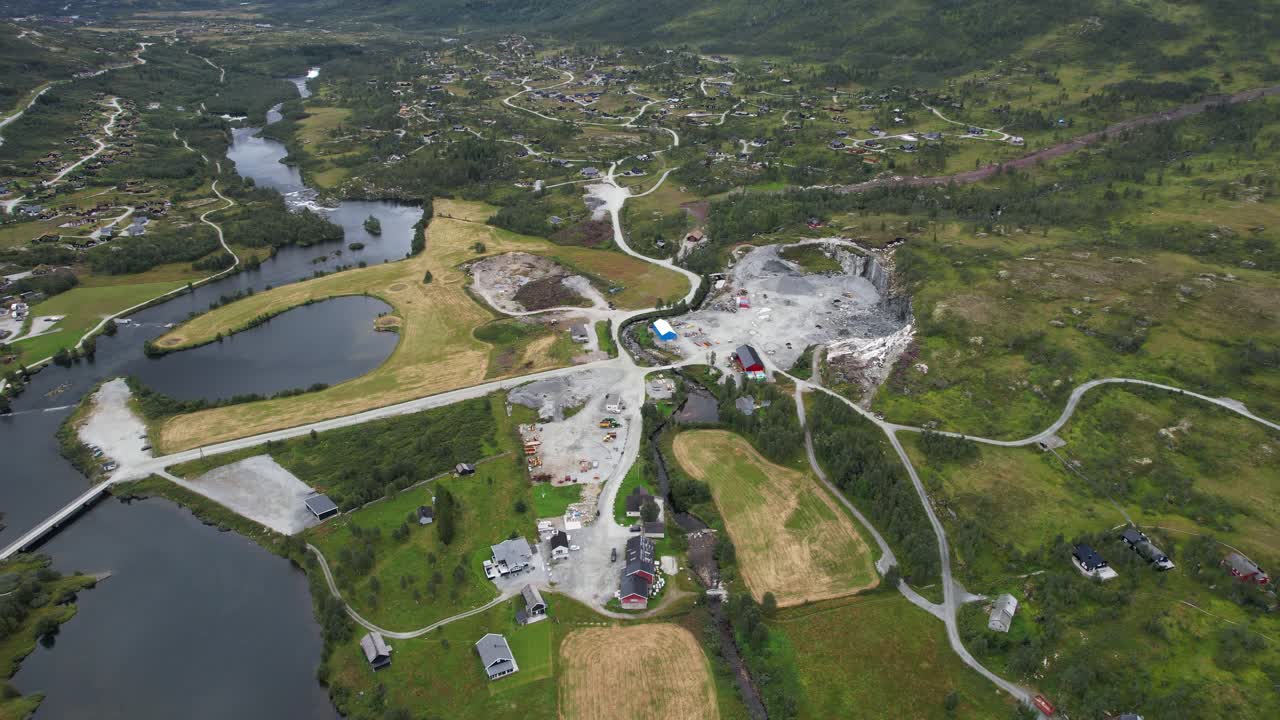 Sviluppo di cave e baite a Maurset, Hardangervidda, Norvegia, che mostra l'uso del suolo e l'impatto sulla natura.