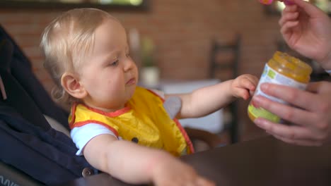 Kleines-Mädchen,-Das-Babynahrung-Isst