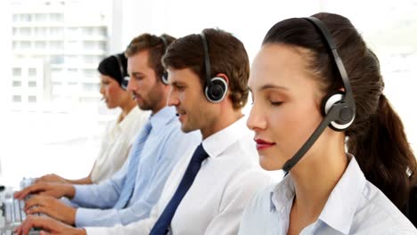 Callcenter-Mitarbeiter-Bei-Der-Arbeit