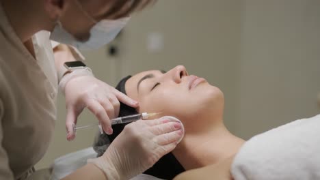 un paciente sereno que recibe terapia facial con toxina botulínica, con énfasis en la precisión y el cuidado en un entorno clínico