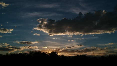 puesta de sol con pájaros volando sobre el sol y planchas