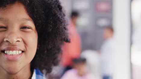 Retrato-De-Un-Feliz-Colegial-Afroamericano-En-El-Aula-De-La-Escuela