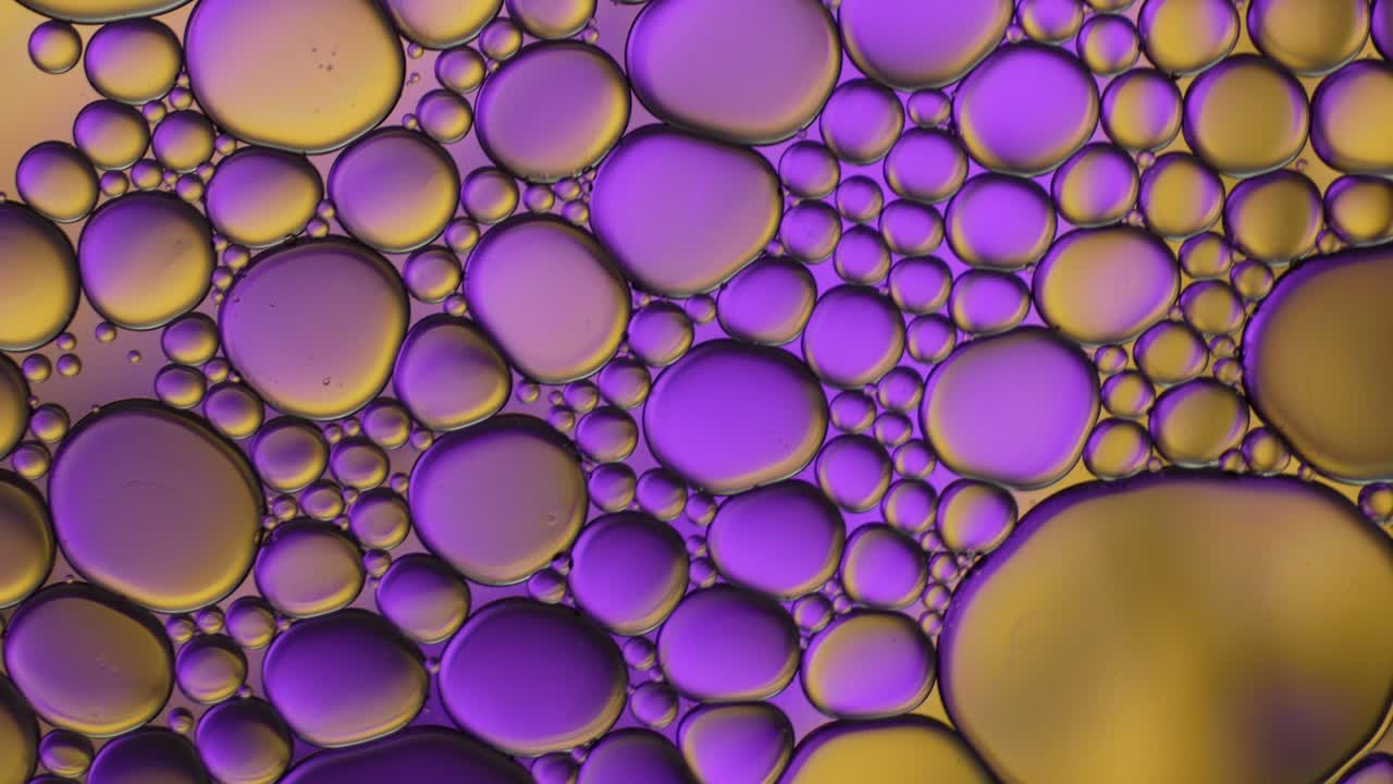 artístico colorido de gota de aceite flotando en el agua.