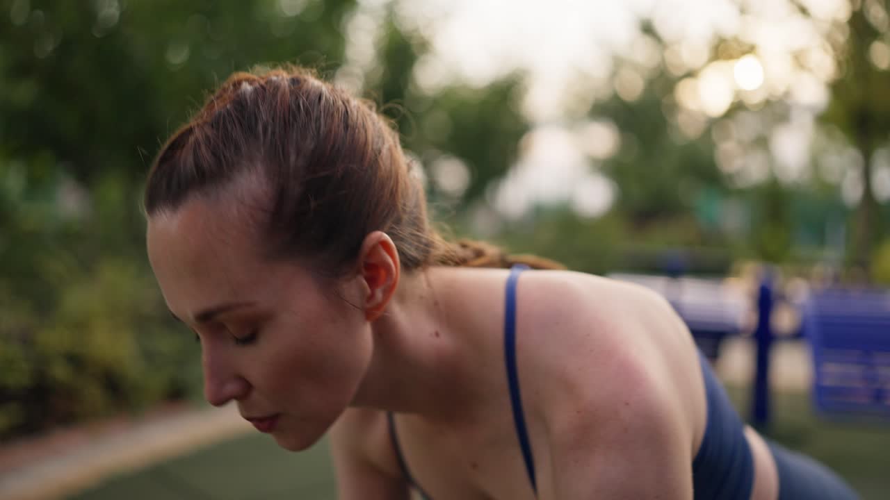 mujer practicando yoga en un parque