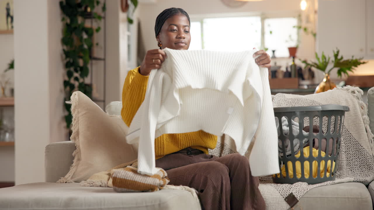 집에서 옷을 접는 여자