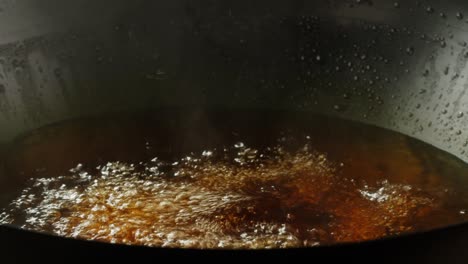 agua hirviendo en una olla