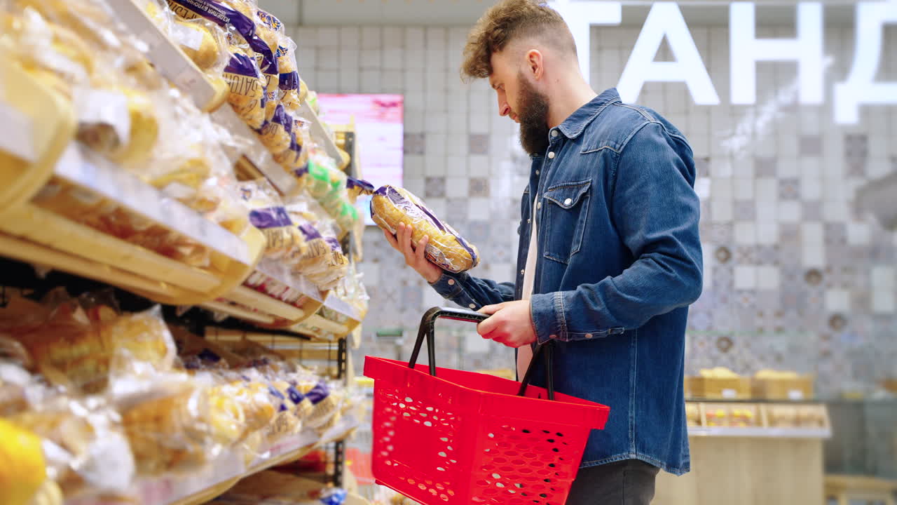 한 남자가 식료품 가게에서 을 구입하고 있다