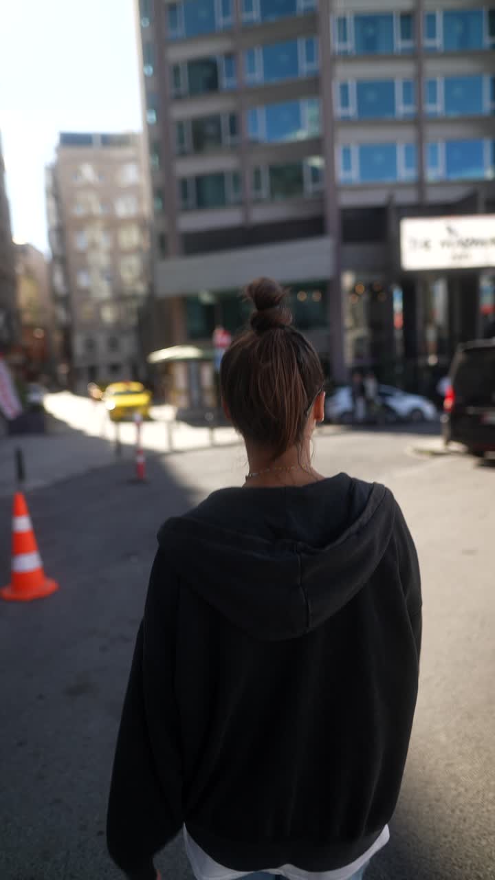 도시 거리에서 고 있는 여자