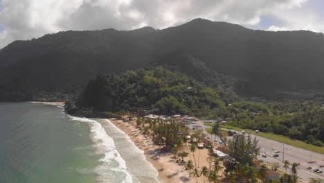 trinidad segunda montaña más alta monte el tucuche en el fondo con la famosa bahía de maracas en primer plano en esta épica playa de la costa norte