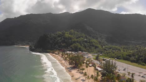 特立尼達第二高山 - - 埃爾圖丘奇山 (el tuchet) 背景是著名的馬拉卡斯灣 (maracas bay),前景是北海岸的海灘