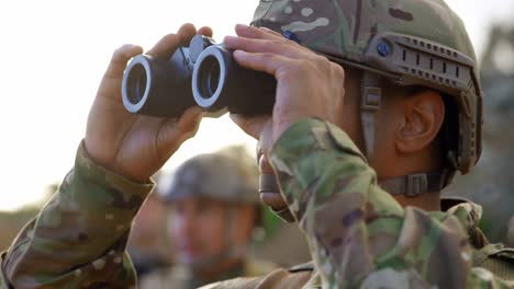 Vista-Lateral-De-Un-Joven-Soldado-Militar-Caucásico-Observando-En-El-Campo-Durante-El-Entrenamiento-Militar-4k