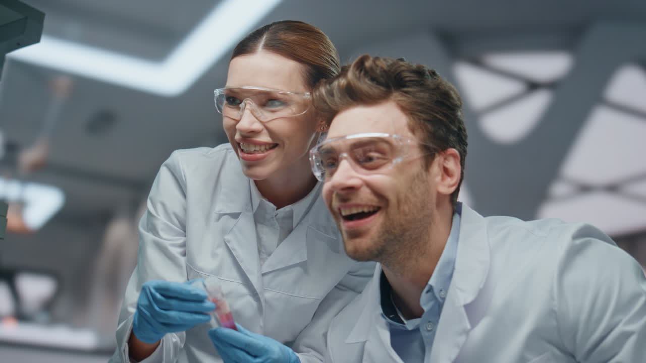 médicos exitosos regocijándose por el resultado de la investigación descubriendo una cura en el laboratorio de cerca.