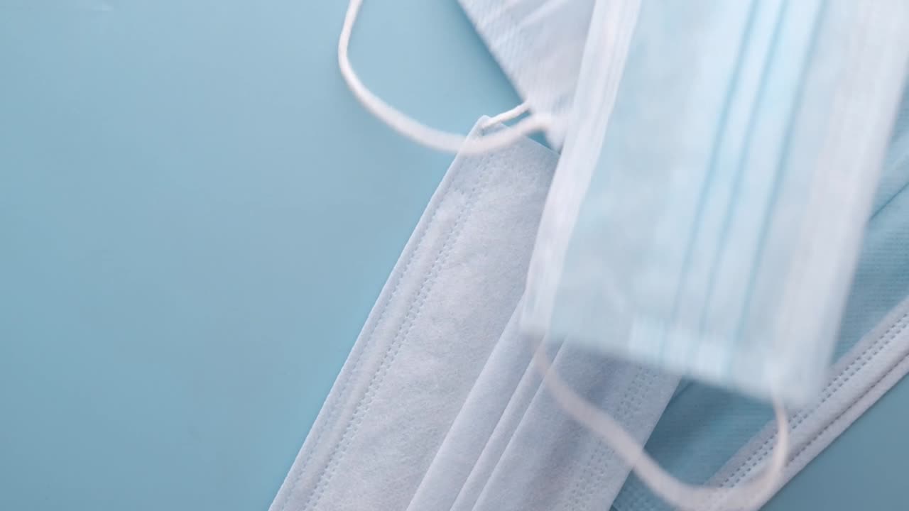 밝은 파란색 일회용 얼굴 마스크의 어리