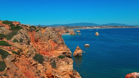 explorando la playa do camilo desde arriba: una vista de pájaro del algarve, lagos, portugal