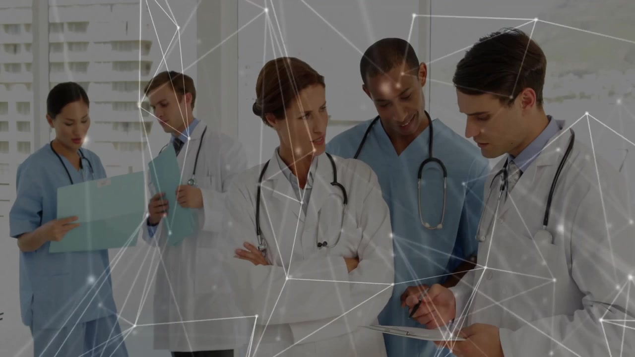 Enfermera entregando el expediente del paciente al médico y médico senior señalando una tableta, con líneas de red conectando al equipo