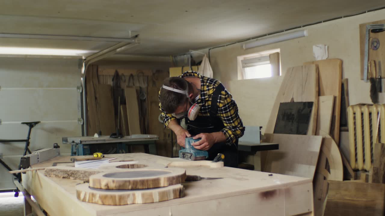 작업장 에서 목재 조각 을 는 목공