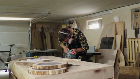 carpintero que lijaba piezas de madera en un taller