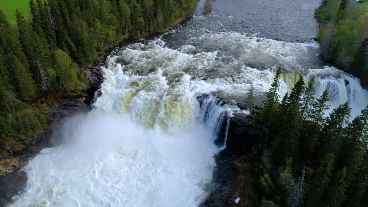 la cascada de ristafallet en la parte occidental de jamtland está catalogada como una de las cascadas más hermosas de suecia.