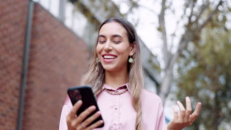 Mujer-De-Negocios,-Teléfono-Y-Videollamada-En-La-Ciudad