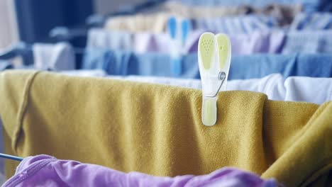 secando la ropa en una cuerda de ropa