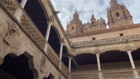 Hermoso-Claustro-De-Arquitectura-Gótica-De-La-Catedral-Nueva-En-La-Ciudad-De-Salamanca,-España