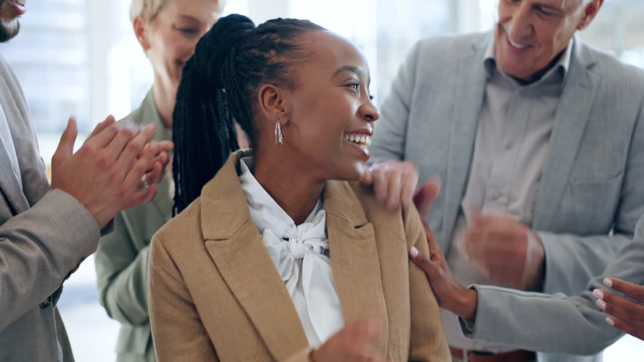 mujer corporativa, ganadora y aplauso grupal