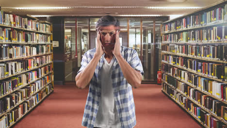 Hombre-Caucásico-En-Una-Biblioteca-Mirando-A-La-Cámara,-Luciendo-Confundido