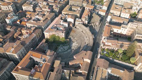 Antikes-Römisches-Theater-Von-Catania-–-Wunderschöne-Umlaufende-Drohnenaufnahme