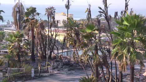 Los-Restos-Destruidos-De-Un-Vasto-Complejo-De-Apartamentos-Con-Vistas-A-La-Ciudad-De-Ventura-Tras-El-Incendio-De-Thomas-2-De-2017