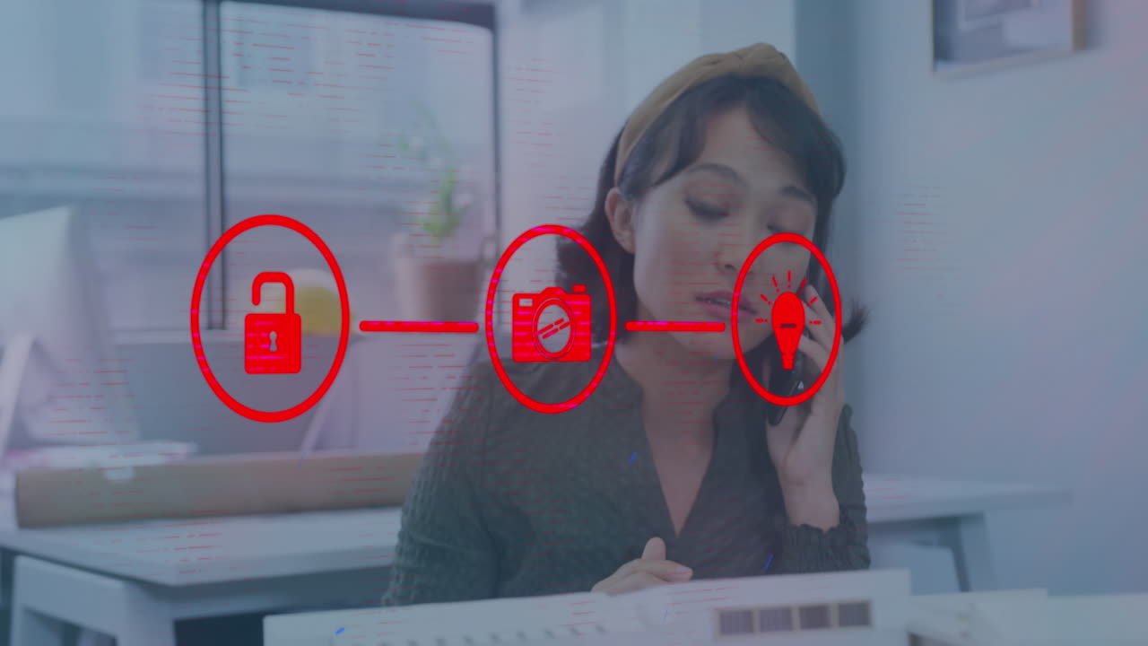 анимация сети цифровых икон против счастливой азиатской женщины, разговаривающей на смартфоне в офисе