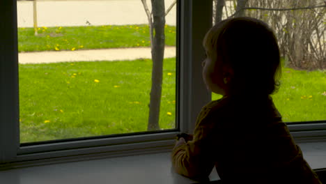 Niño-Pequeño-Mirando-Por-La-Ventana