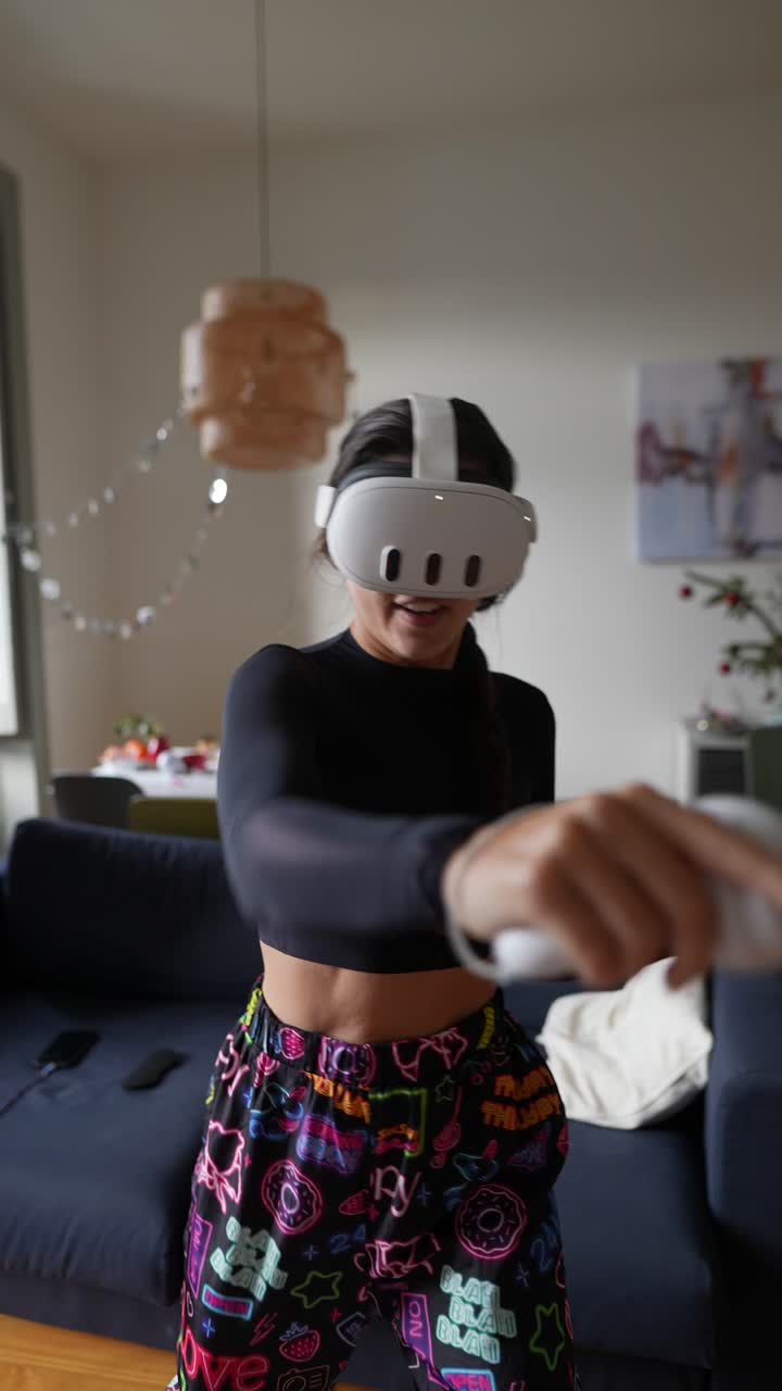 Donna che si gode un'esperienza VR a casa