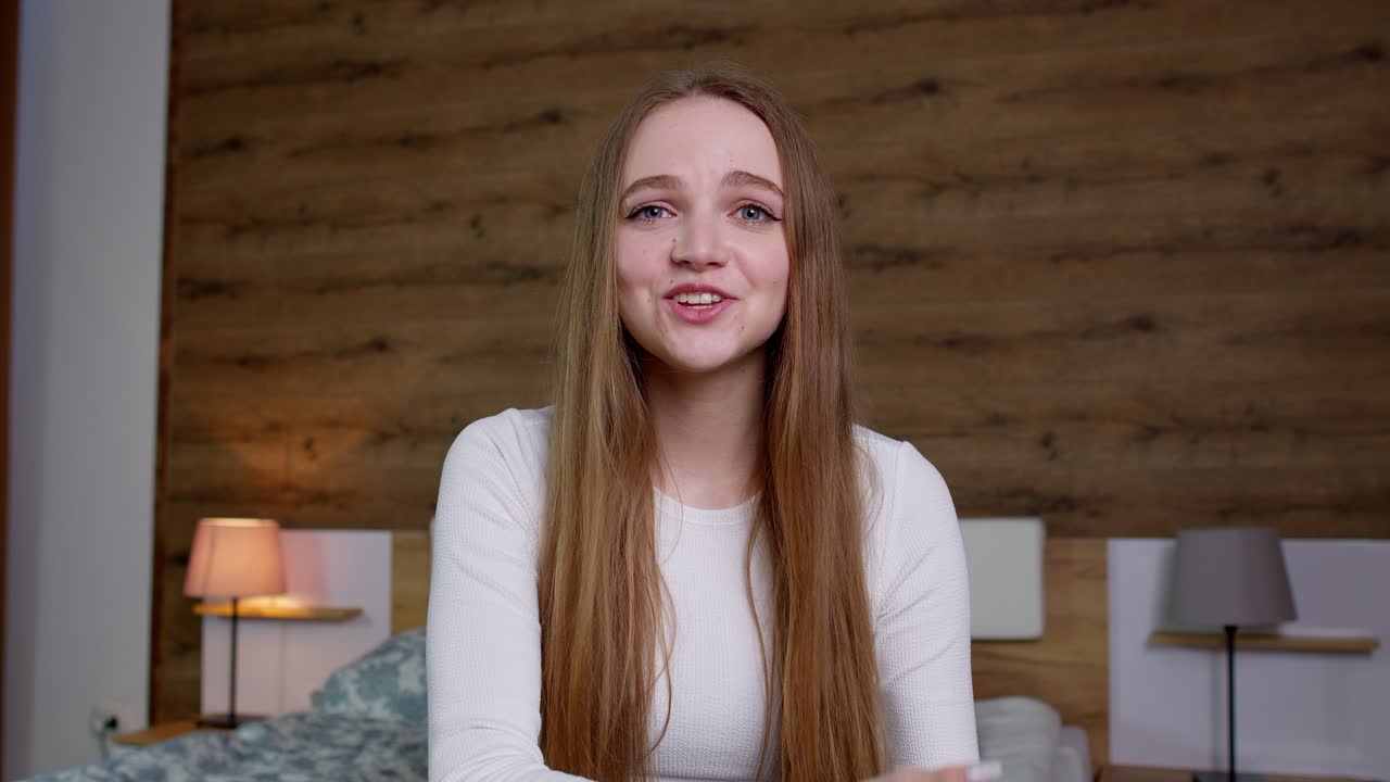 enojada irritada joven mujer de negocios que extiende las manos gritando maldiciones, emociones desagradables