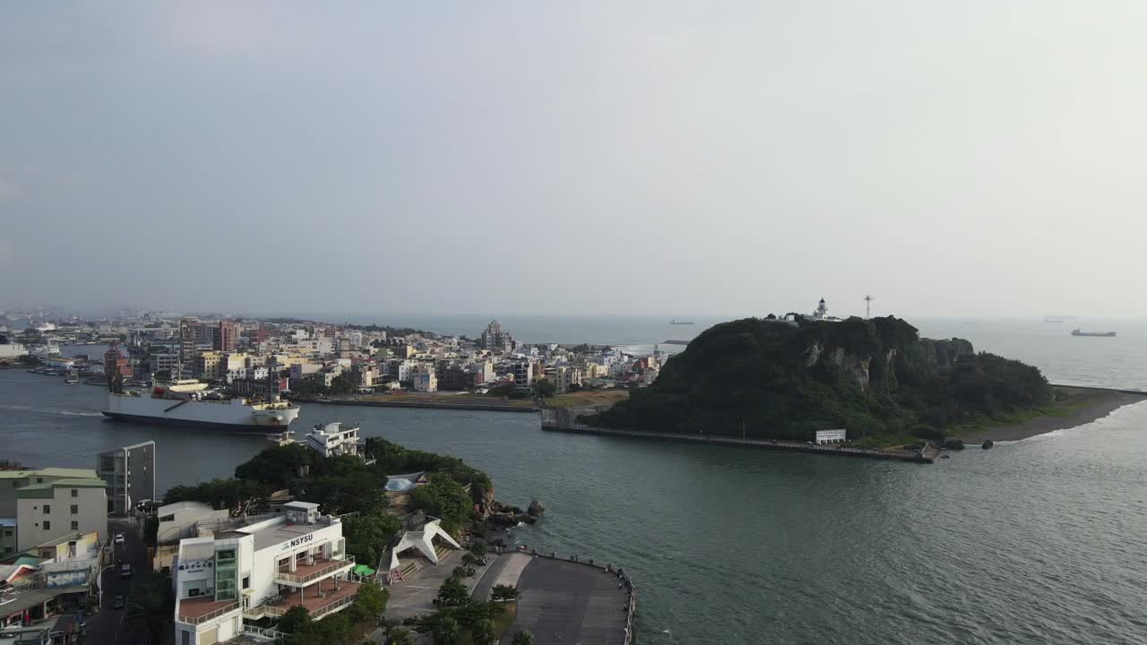gran barco moviéndose hacia la entrada del puerto deportivo