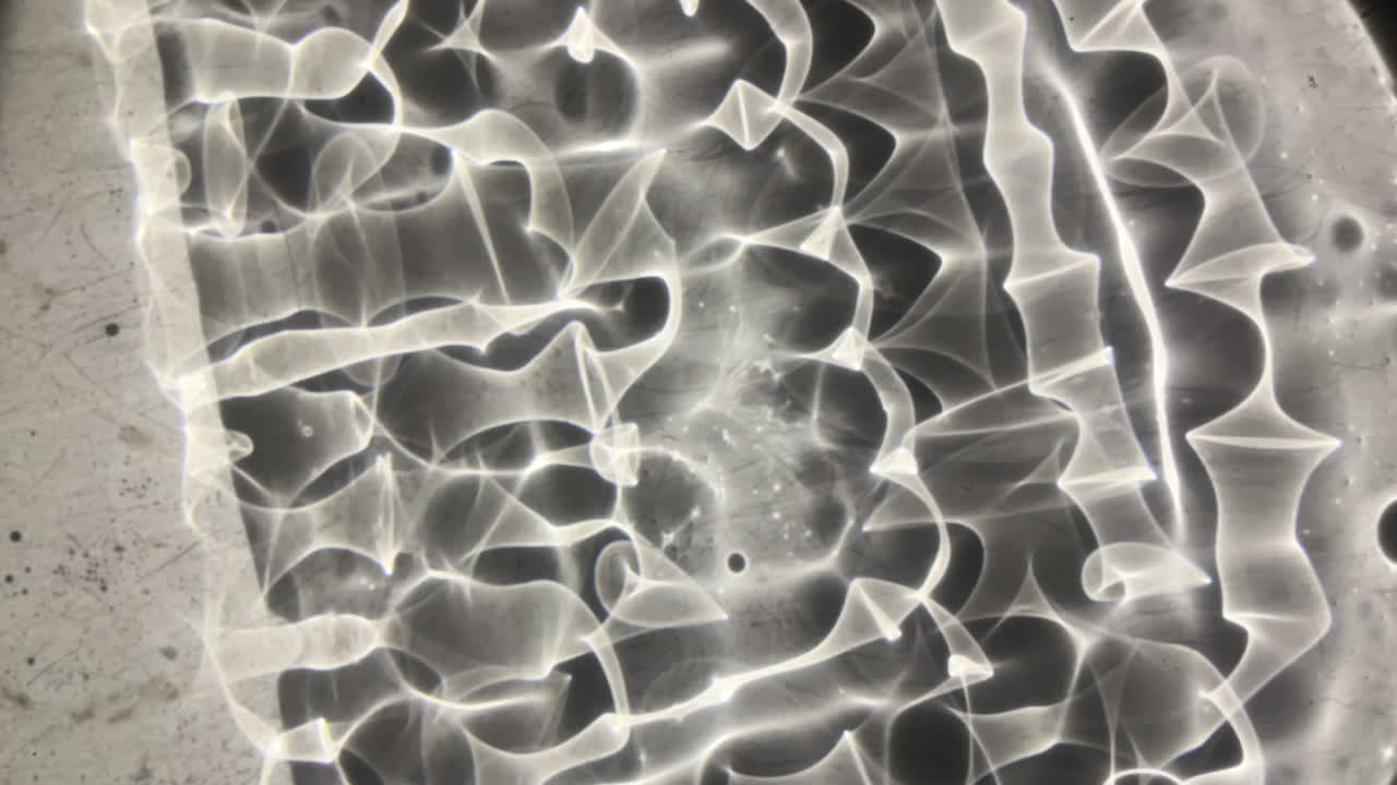 макросъемка каустики преломления света, минеральное масло в тонком стеклянном футляре