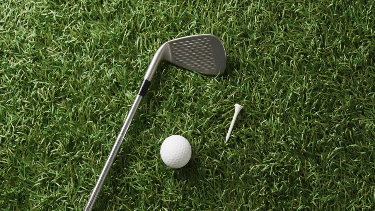 Primo piano di mazza da golf e pallina sull'erba, spazio per il testo, rallentatore