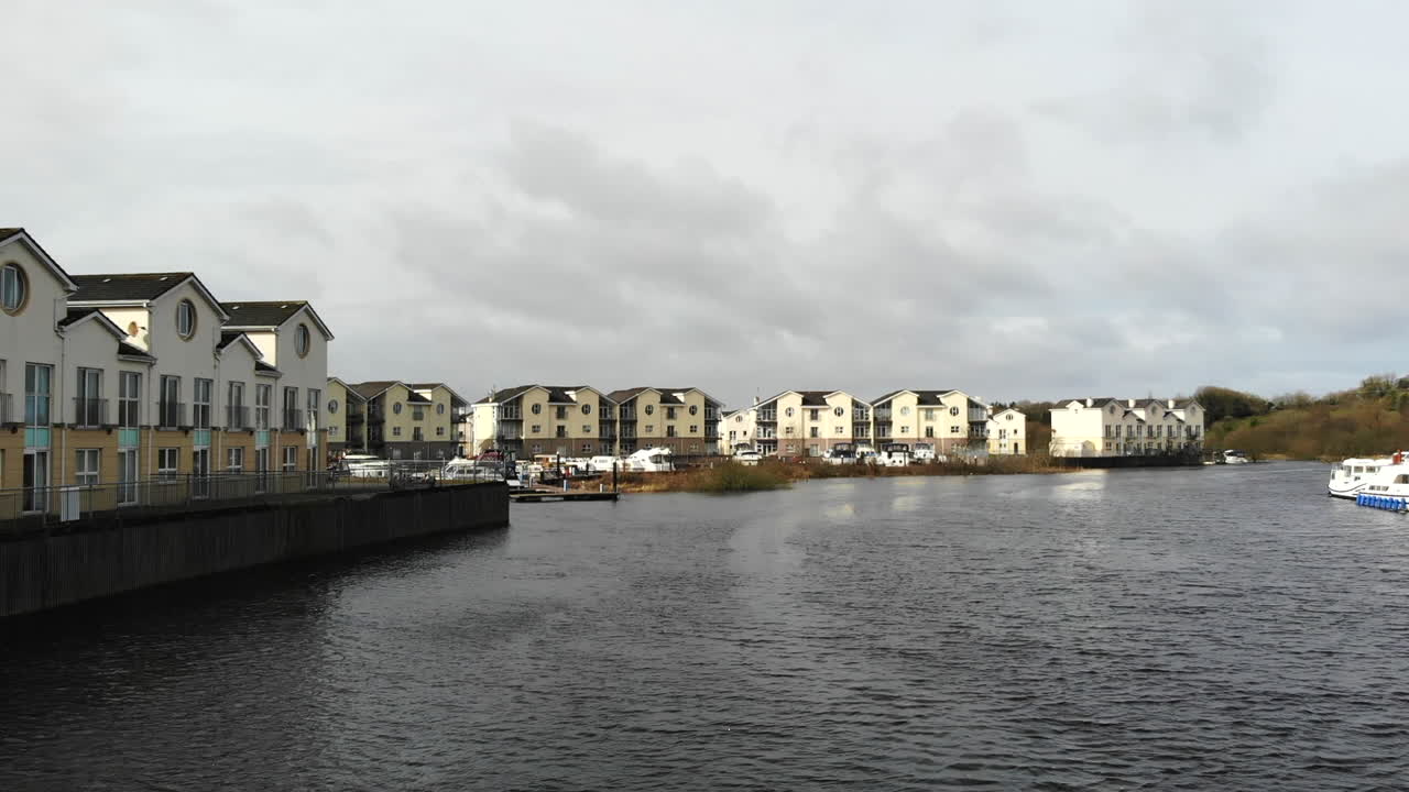 공중 - 집 근처의 호숫가 위로 날아갑니다.