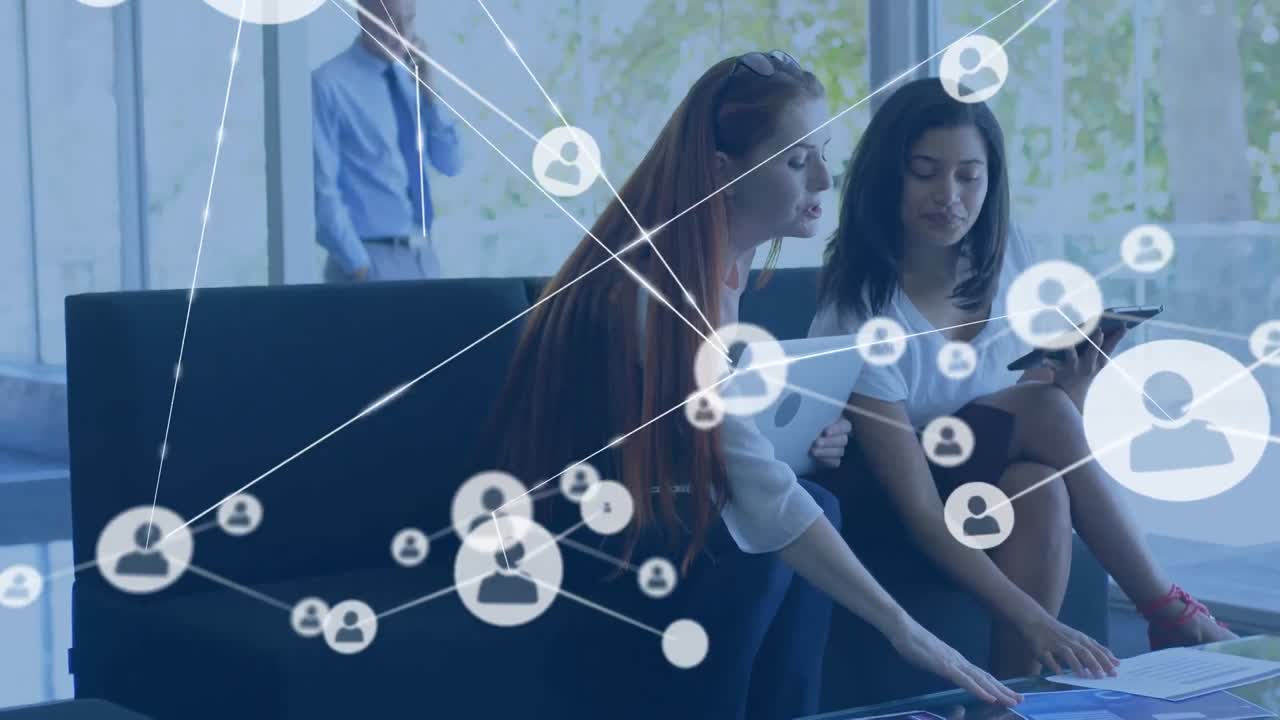 animación de una red de iconos de perfil sobre diversas compañeras que discuten juntas en la oficina
