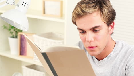 estudiante universitario que trabaja en casa