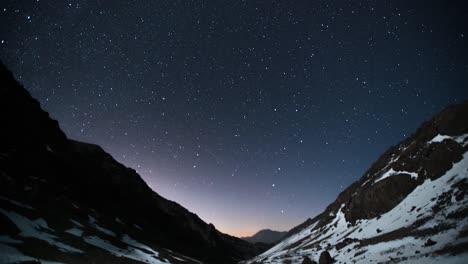 estrellas en el lapso de tiempo del valle de la montaña