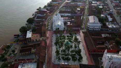 Reverse-drone-shot-of-downtown-Tlacotalpan,-Veracruz