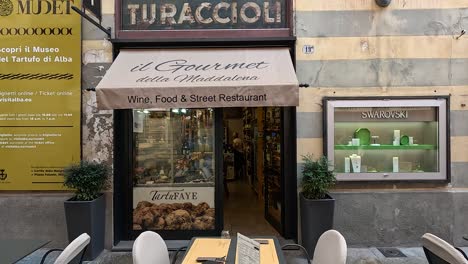 vista de la calle de un restaurante en alba