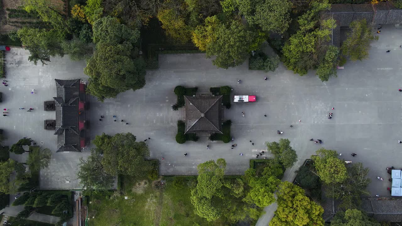gente en las calles del parque de chengdu, china - vista aérea de drones de arriba hacia abajo