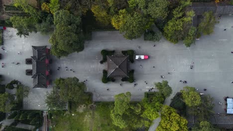 Gente-En-Las-Calles-Del-Parque-De-Chengdu,-China---Vista-Aérea-De-Drones-De-Arriba-Hacia-Abajo