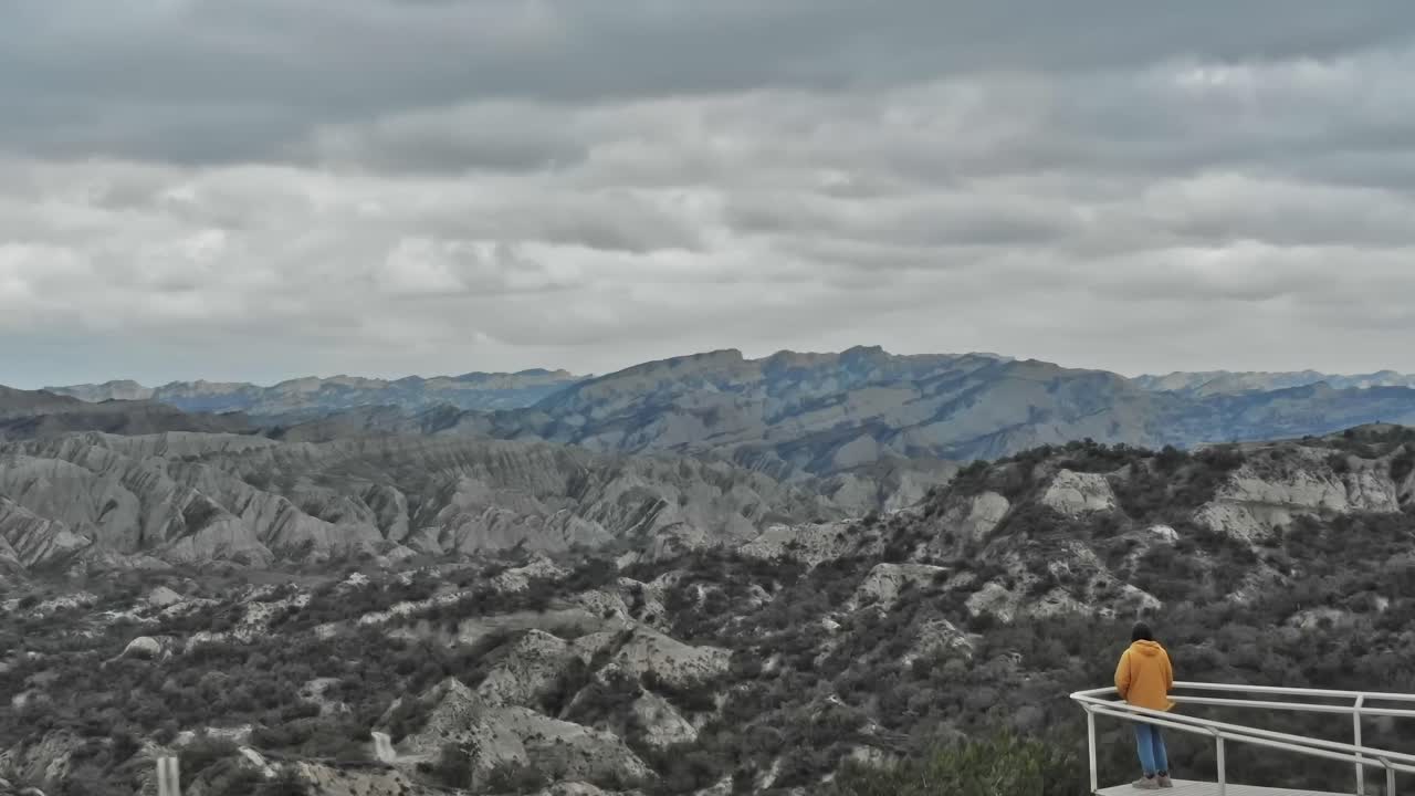 Utsikt över berg i Georgien med molnig himmel och stenig terräng