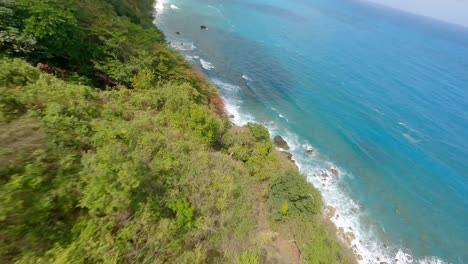 Vuelo-De-Drones-Fpv-Sobre-La-Exuberante-Vegetación-Costera-Y-La-Costa-Caribeña,-Barahona