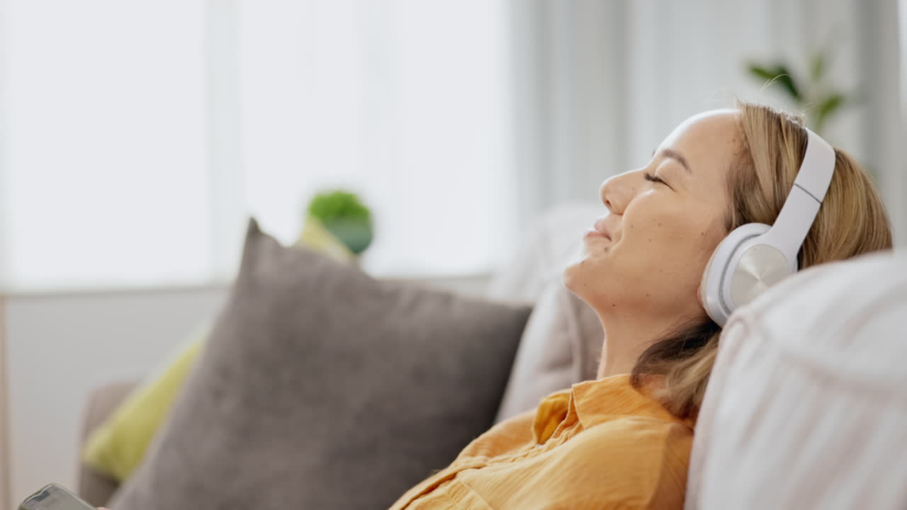 헤드폰, 소파에 있는 여자 그리고 생활에서 휴식을 취